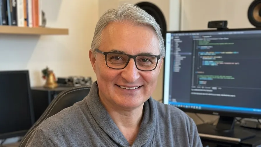 Roman Brunetti im Gespräch am Arbeitsplatz (mit KI bearbeitete Aufnahme)