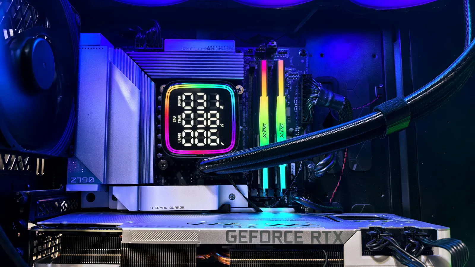 Gaming-Rechner mit Grafikkarte, Wasserkühlung und Statusanzeige