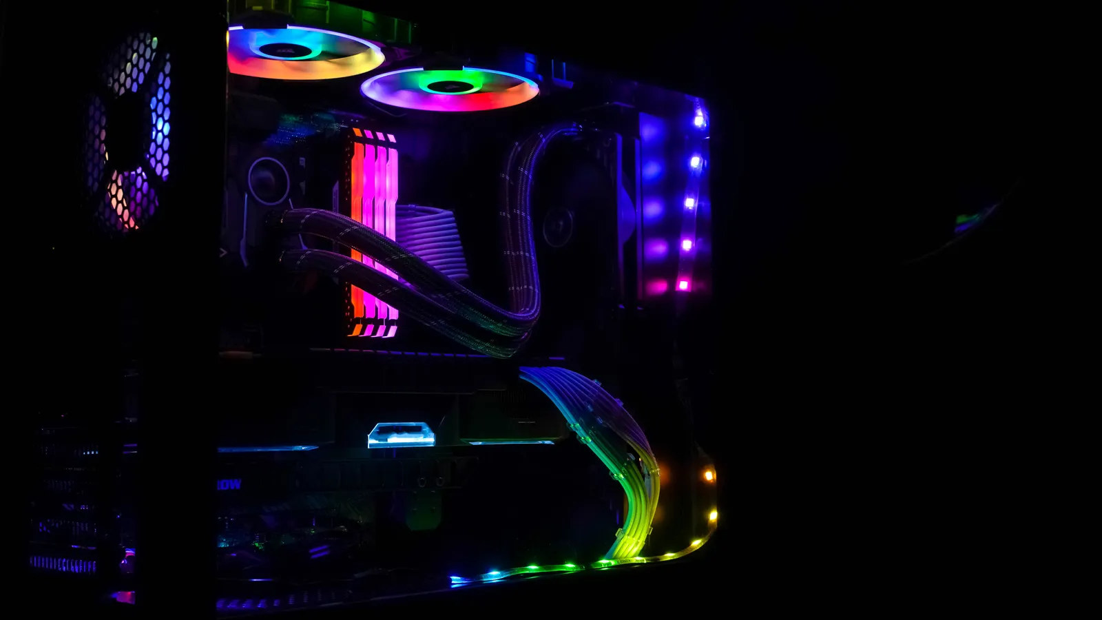 Gaming-PC mit beleuchteten Lüftern und farbiger Innenbeleuchtung